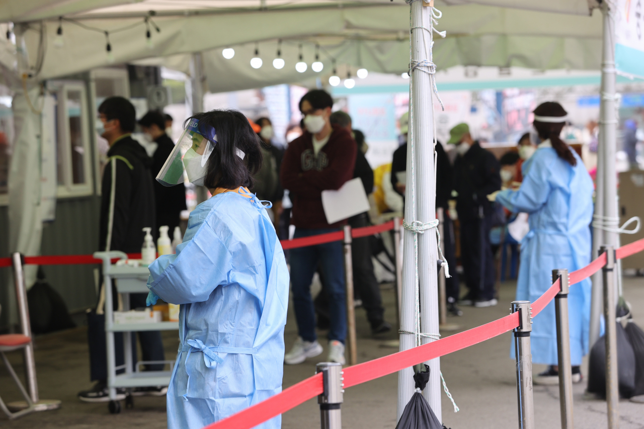 17일 오전 서울역광장에 마련된 임시선별진료소에서 시민들이 줄을 서 있다. 연합뉴스