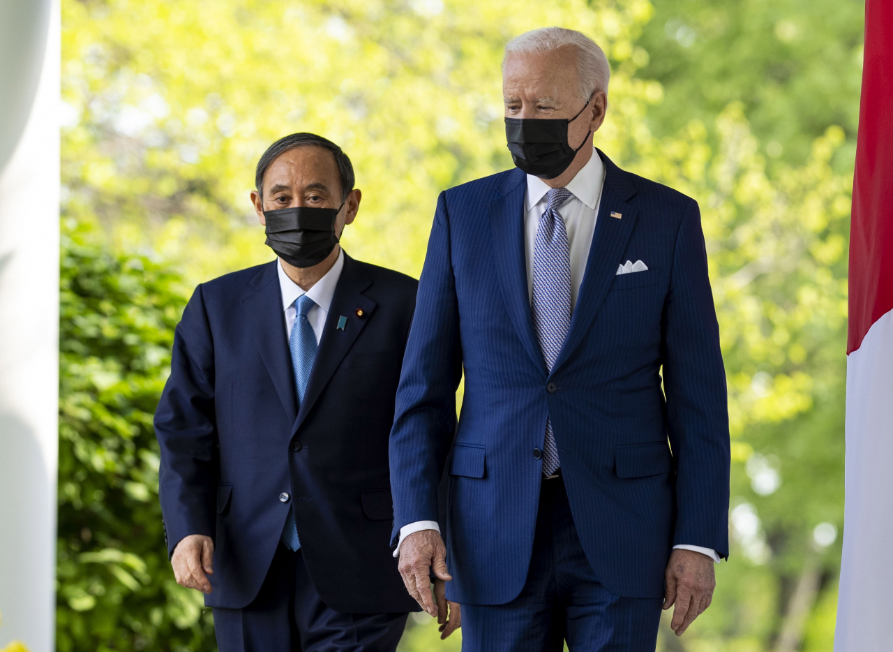 야나기사와 교지(柳澤協二) 전 일본 내각관방 부(副)장관보가 19일 도쿄신문에 실린 기고문을 통해 미일공동성명에서 대만을 거론하면서 일본이 미국의 센카쿠(尖閣·중국명 댜오위다오) 열도 방위 의지를 확인했지만 미중 전쟁에 휘말려드는 새로운 위험에 직면할 것이라고 경고하고 나섰다. 사진은 지난 16일(현지시간) 미국 백악관에서 열린 미일정상회담 이후 공동 기자회견장에 들어서고 있는 조 바이든(오른쪽) 미국 대통령과 스가 요시히데(菅義偉) 일본 총리의 모습. [EPA]