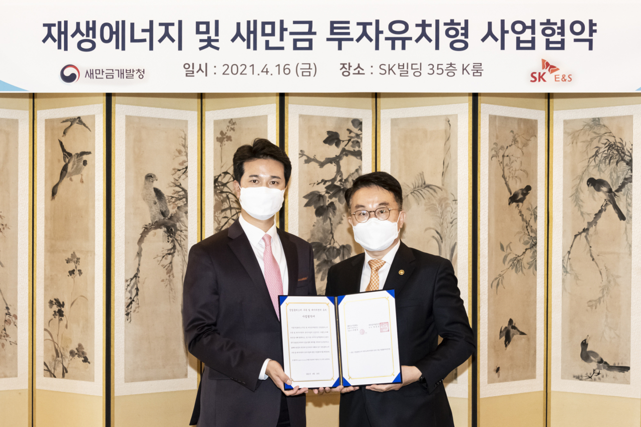 SK E&S 추형욱 대표이사(왼쪽)와 새만금개발청 양충모 청장이 지난 16일 SK서린사옥에서 협약식을 가진 후 기념사진을 촬영하고 있다. [SK E&S 제공]