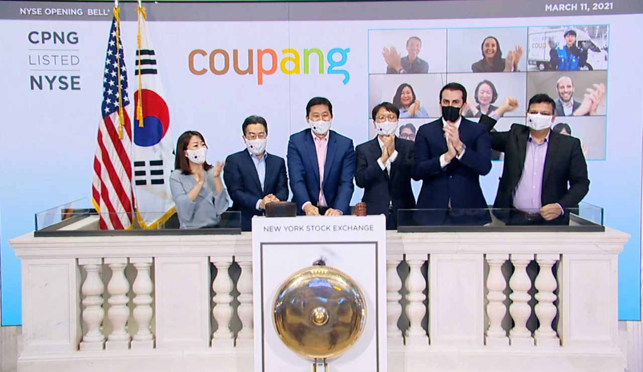 지난달 11일(현지시간) 미국 뉴욕증권거래소(NYSE)에서 김범석 쿠팡 이사회 의장을 비롯한 경영진이 뉴욕증권거래소에서 오프닝벨을 울리고 있다. [연합]