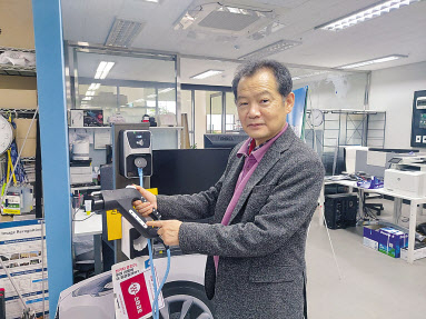 안태효 스타코프 대표가 콘센트형 전기차 충전기인 ‘차지콘’에 대해 설명하고 있다. 유재훈 기자