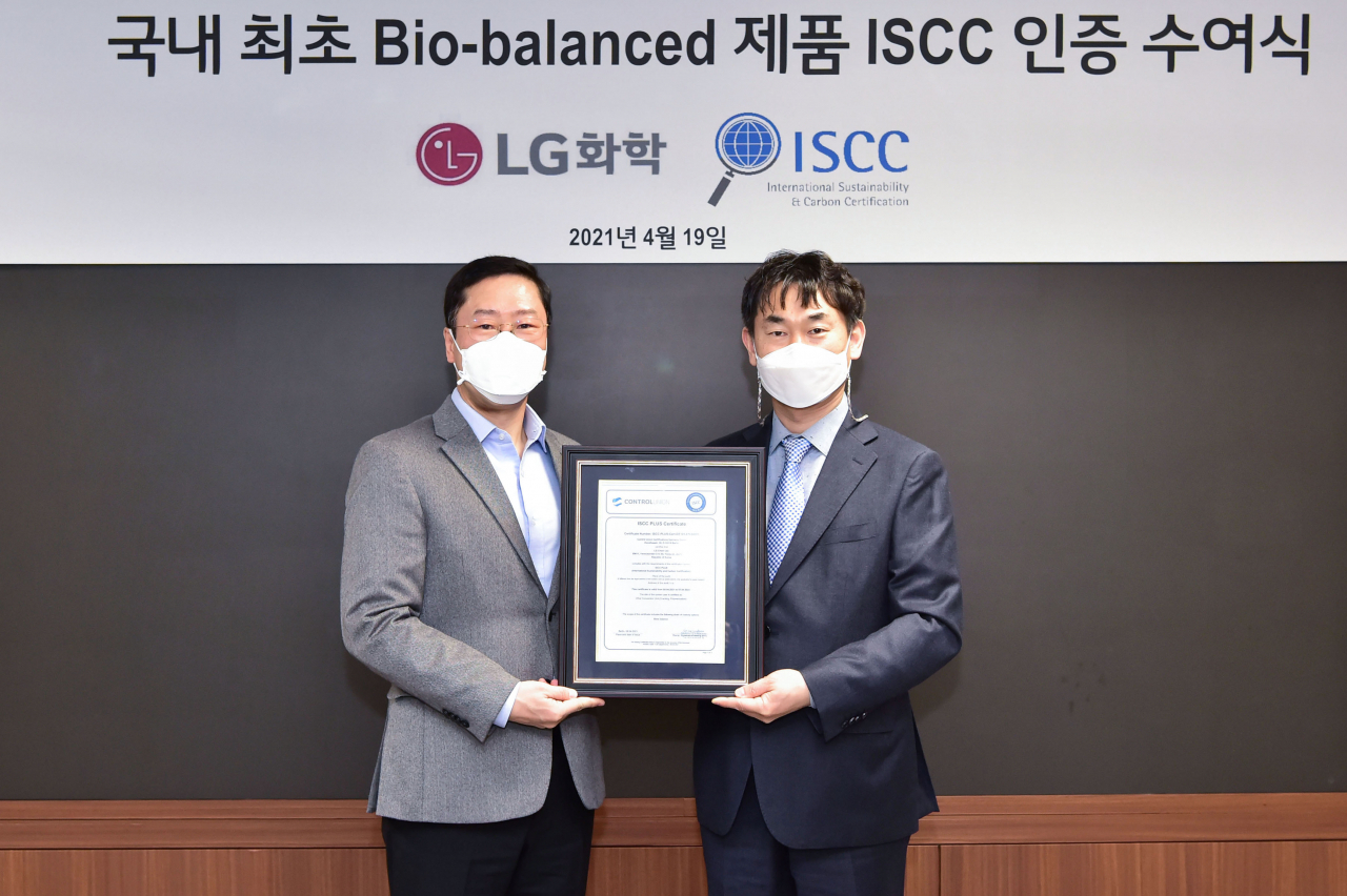 LG화학 허성우 부사장(왼쪽)이 19일 서울 여의도 LG트윈타워에서 ISCC의 국내 공식 대행사인 컨트롤유니온코리아 이수용 대표이사로부터 ISCC Plus 인증서를 받고 있다. [LG화학 제공]