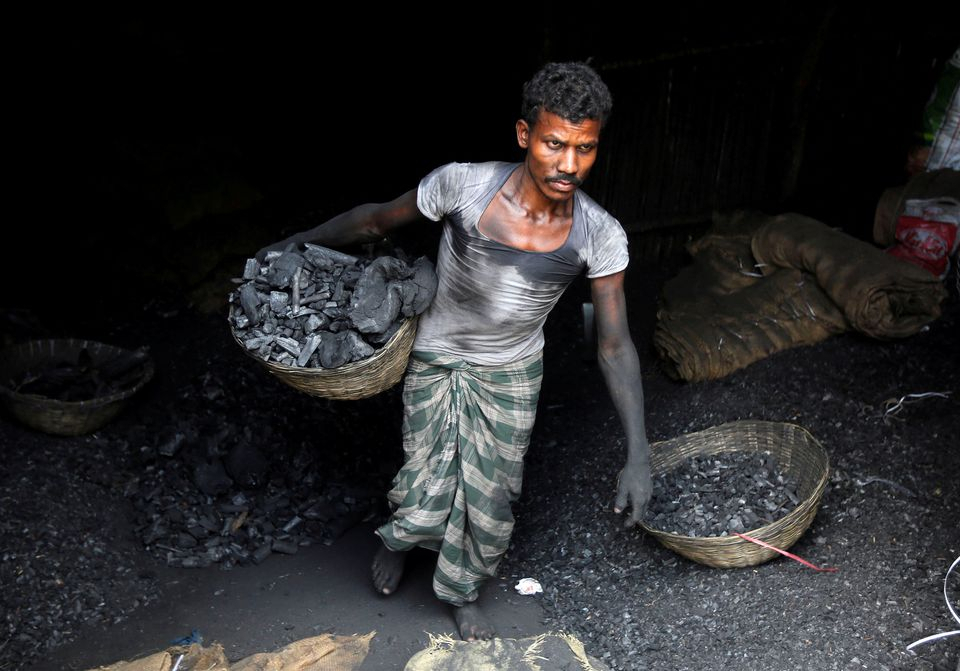 인도 뭄바이에서 한 인도인 노동자가 석탄이 가득 든 바구니를 들고 옮기고 있다. [로이터]