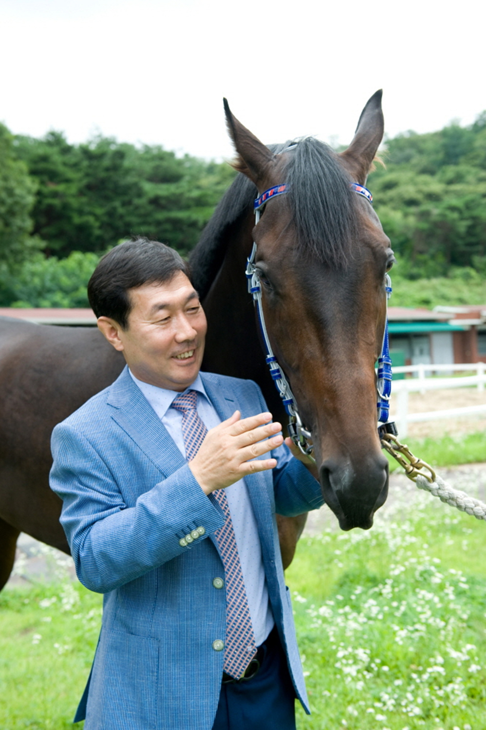 김영관 조교사와 경주마 파워블레이드. [한국마사회 부산경남지역본부 제공]
