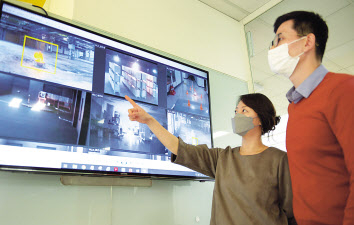 포스코ICT 직원들이 영상분석 플랫폼 ‘Vision AI’가 적용된 CCTV를 통해 산업현장 무단 침입, 방화 등을 감지하는 기능을 체크하고 있다. [포스코ICT 제공]