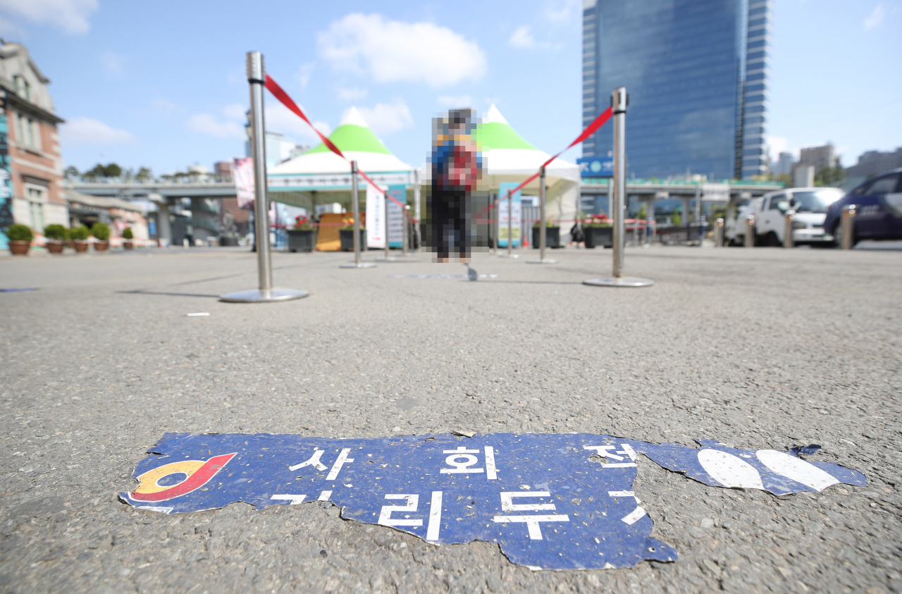 18일 오전 서울역 광장에 마련된 중구 임시선별검사소에서 시민들이 신종 코로나바이러스 감염증(코로나19) 검사를 받기 위해 기다리고 있다. 연합뉴스
