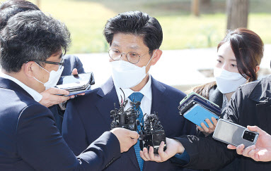 노형욱 국토교통부 장관 내정자가 19일 정부과천청사에 출근하며 본지 양영경 기자(오른쪽) 등 취재진의 질문에 답변하고 있다. [연합]