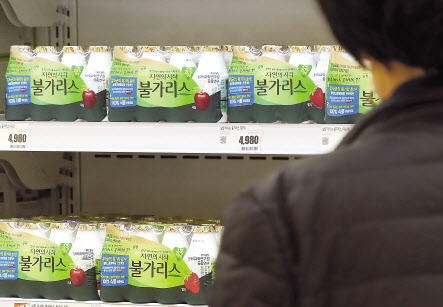 서울 시내 한 대형 마트에 남양유업 불가리스가 진열돼 있다. [연합]