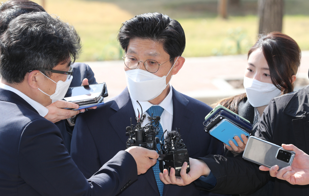 노형욱 국토교통부 장관 내정자가 19일 정부과천청사에 출근하며 본지 양영경 기자(오른쪽) 등 취재진의 질문에 답변하는 모습. [연합]