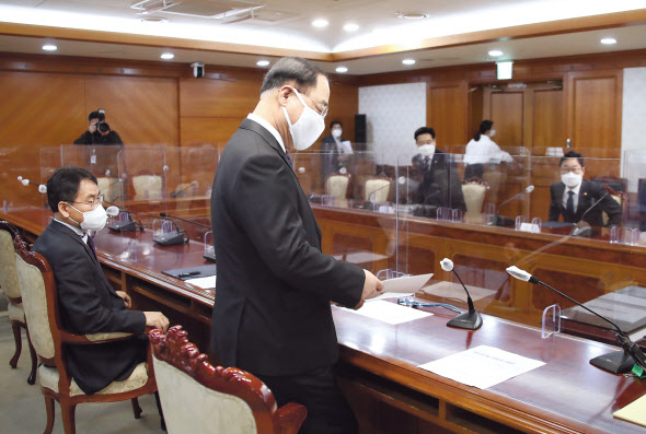 홍남기 국무총리 직무대행이 19일 오전 정부서울청사에서 열린 부동산 투기 의혹 수사협력 관련회의에 참석하고 있다. 정부와 여당은 4·7 재보궐 선거 참패 이후 부동산 보유세 부담 완화와 손실보상제 소급 적용, 민간 경제활력 대책 등 정책 전환을 모색하고 있으나 뚜렷한 방향이 정해지지 않은데다 개각까지 맞물려 추진력을 발휘하지 못하고 있다. [연합]