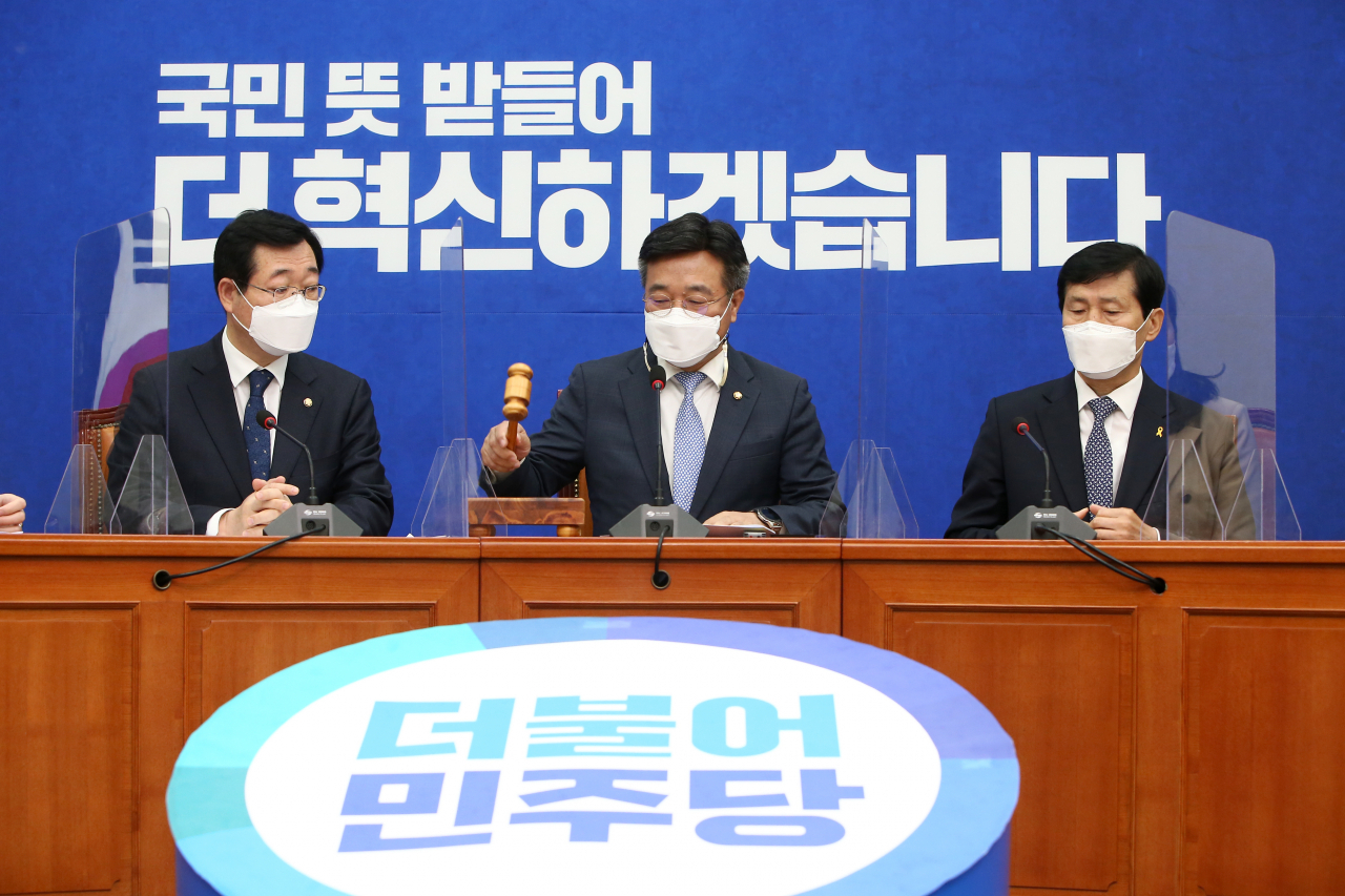윤호중 더불어민주당 비상대책위원장(가운데)이 19일 서울 여의도 국회에서 열린 비상대책위원회의에서 의사봉을 두드리고 있다. [연합]