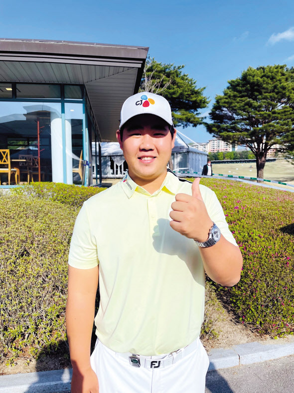 한국 남자골프 기대주 김주형이 18일 끝난 KPGA 시즌 개막전 DB손해보험 프로미오픈서 준우승을 거둔 후 “올시즌 국내 투어에 집중하며 세계랭킹을 많이 끌어올리겠다”는 각오를 밝히며 밝게 웃고 있다. 원주=조범자