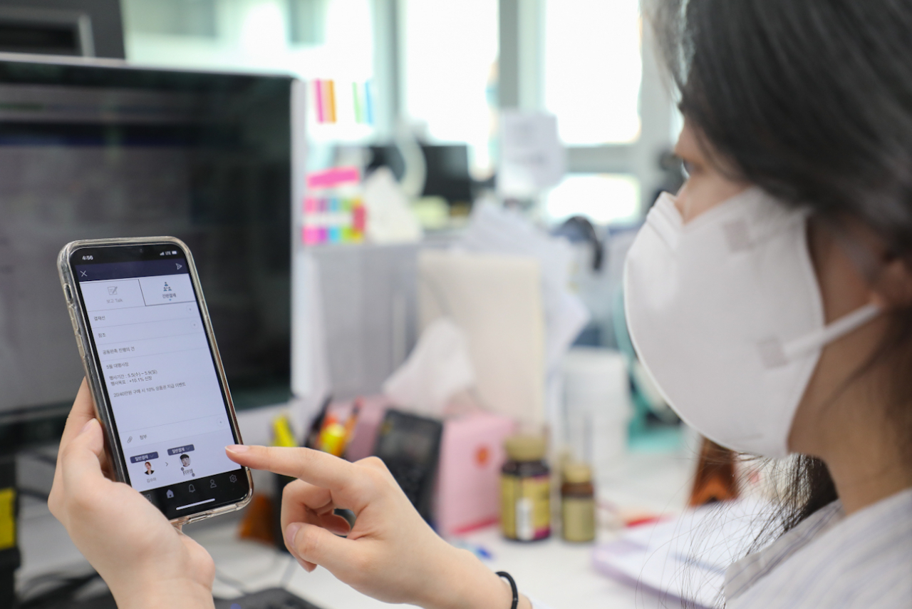 현대백화점에 근무하는 MZ세대 직원이 '간편 보고 시스템'을 사용하고 있는 모습.[현대백화점 제공]