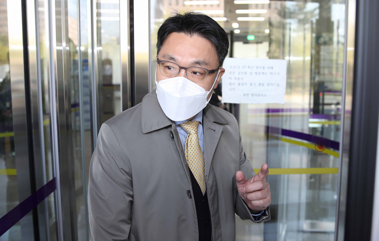 김진욱 고위공직자범죄수사처장이 19일 오전 정부과천청사에 출근하고 있다. [연합]
