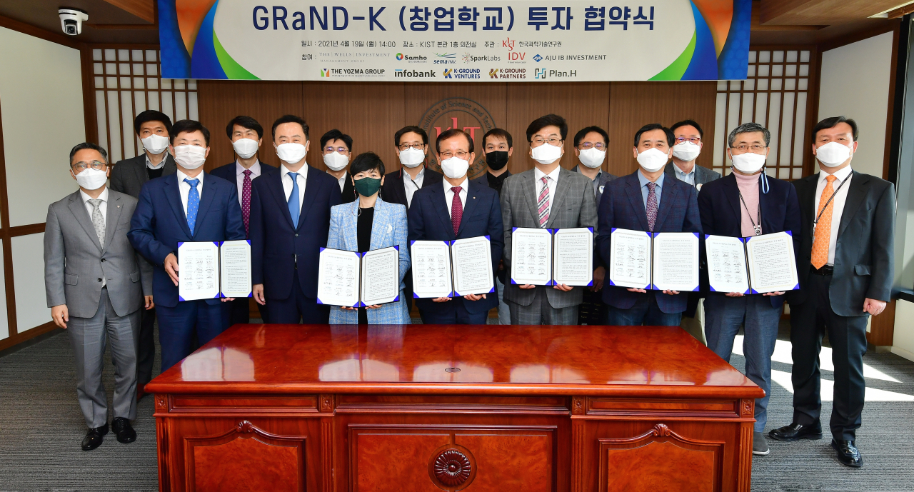 19일 KIST 본원에서 GRaND-K(창업학교) 런칭을 위해 KIST와 11개 투자사가 모여 투자협약식을 개최, 각 기관 대표들이 단체사진을 촬영하고 있다. 앞줄 왼쪽부터 최치호 홍릉강소특구사업단장, 조수봉 삼호그린인베스트먼트 대표, 정기택 창업학교장(경희대학교), 문지연 스파크랩 상무, 윤석진 KIST 원장, 김은섭 아이디벤처스 대표, 조남훈 케이그라운드벤처스 대표, 정근영 세마인베스트먼트 대표, 제해준 KIST 기술사업전략본부장. 뒷줄 왼쪽부터 원한경 플랜에이치벤처스 대표, 이영호 한국기술벤처재단 총장, 이보근 케이그라운드파트너스 대표, 서학수 더웰스인베스트먼트 대표, 길창군 인포뱅크 이사, 박계훈 아주IB투자 상무, 이기엽 요주마그룹 부사장.[KIST 제공]