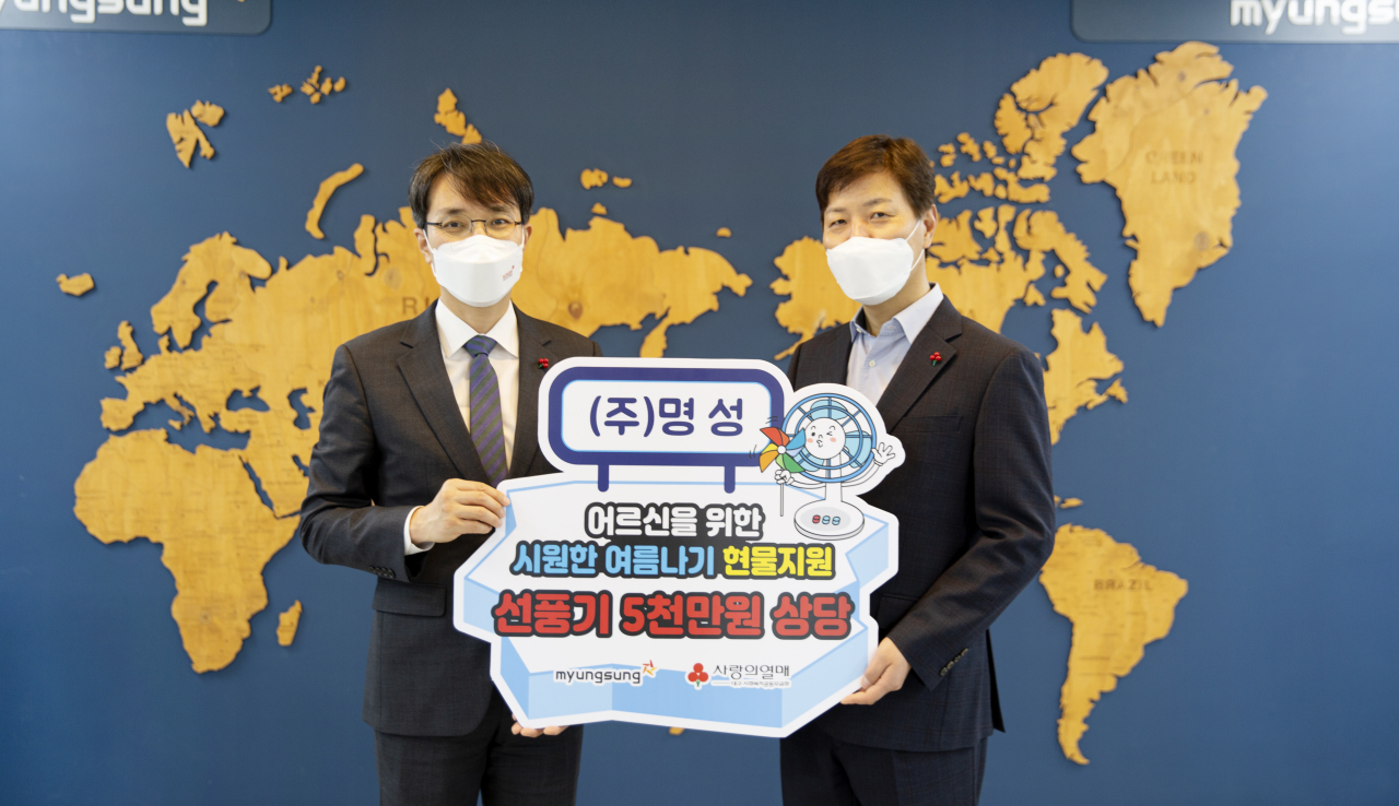 김명용 명성 대표이사(오른쪽)가 지난 15일 김누리 대구사회복지공동모금회 사무처장에게 5000만원 상당의 스탠드형 선풍기를 전달했다.[명성 제공]