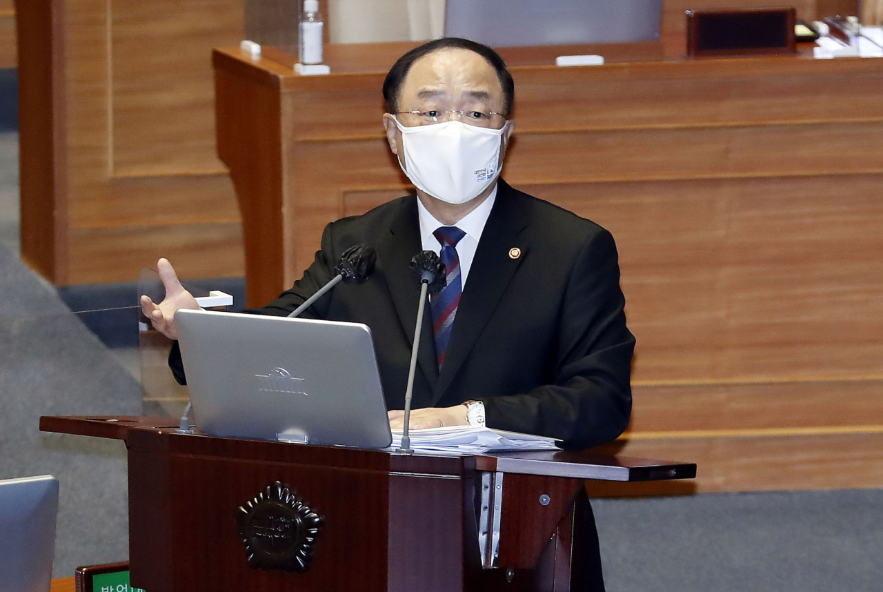 홍남기 국무총리 직무대행이 19일 서울 여의도 국회 본회의에서 진행된 정치·외교·통일·안보 분야 대정부질문에서 답변하고 있다. [사진=이상섭 기자/babtong@heraldcorp.com]