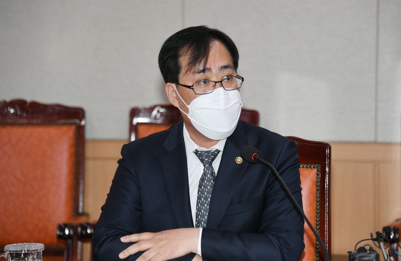 박준영 해양수산부 장관 후보자는 4일 국회에서 열린 인사청문회에서 인사말을 끝낸 뒤 첫번째 화두로 일본 오염수 해양방출 문제를 꺼냈다. 그는 “일본의 후쿠시마 원전 오염수 해양방출에 대해 단호히 대응해 나가겠다”며 “일본측에 투명한 정보공개와 안전성 검증을 지속적으로 촉구하고, 해양환경과 수산물에 대한 방사능 검사와 수입수산물 원산지 단속 등을 철저하게 실시하겠다”고 말했다. 지난달 19일 오후 정부세종청사에서 열린 기자간담회에서 발언하고 있다는 박 후보자.[해양수산부 제공]