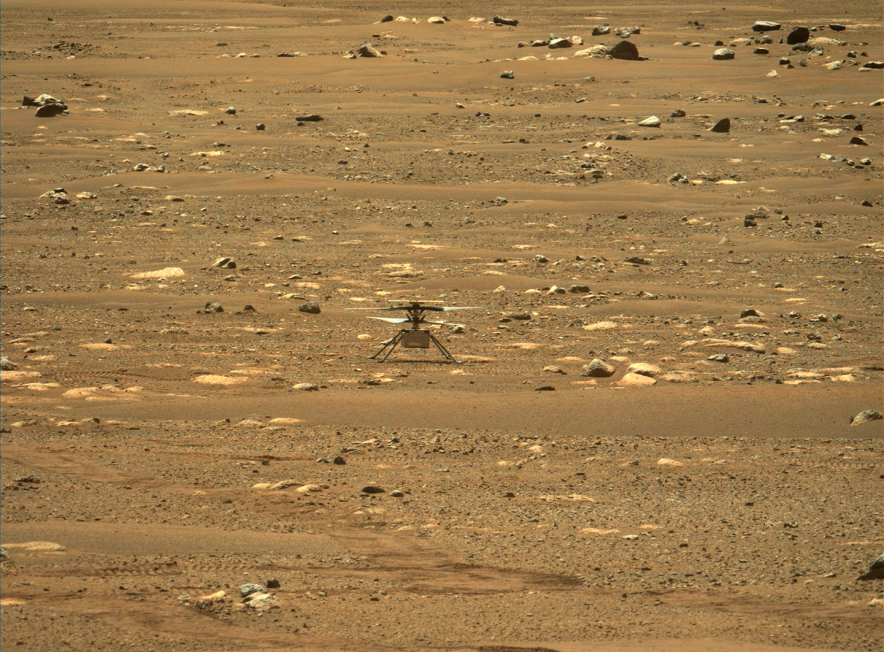 지난 16일(미 동부시간) 화성탐사 로버 ‘퍼서비어런스(Perserverance)’가 찍은 미국 항공우주국(NASA)의 화성 헬기 ‘인저뉴어티(Ingenuity)’의 모습. [NASA 홈페이지]