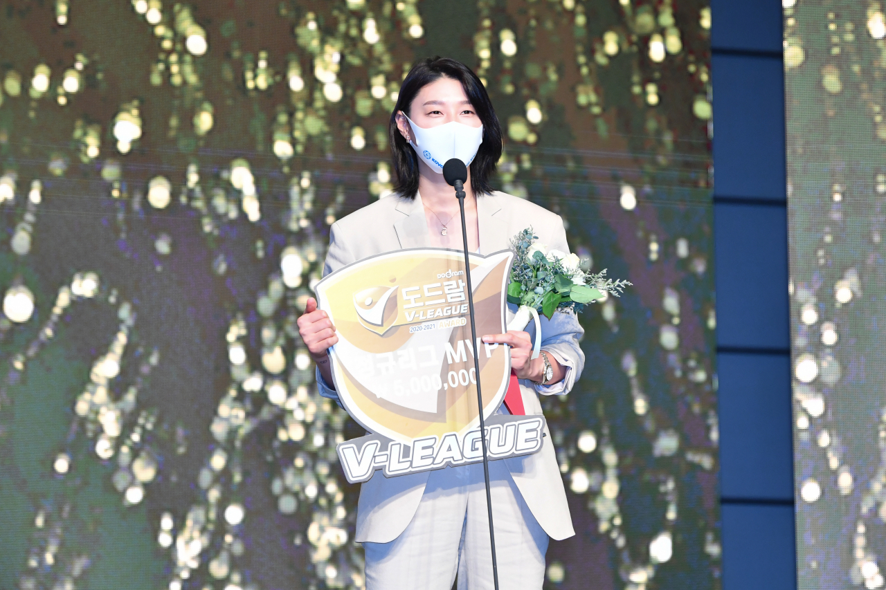 김연경이 19일 용산 그랜드 서울 하얏트 호텔에서 열린 도드람 2020-2021 V-리그 정규리그 시상식에서 MVP를 수상한 뒤 소감을 말하고 있다. [KOVO 제공]