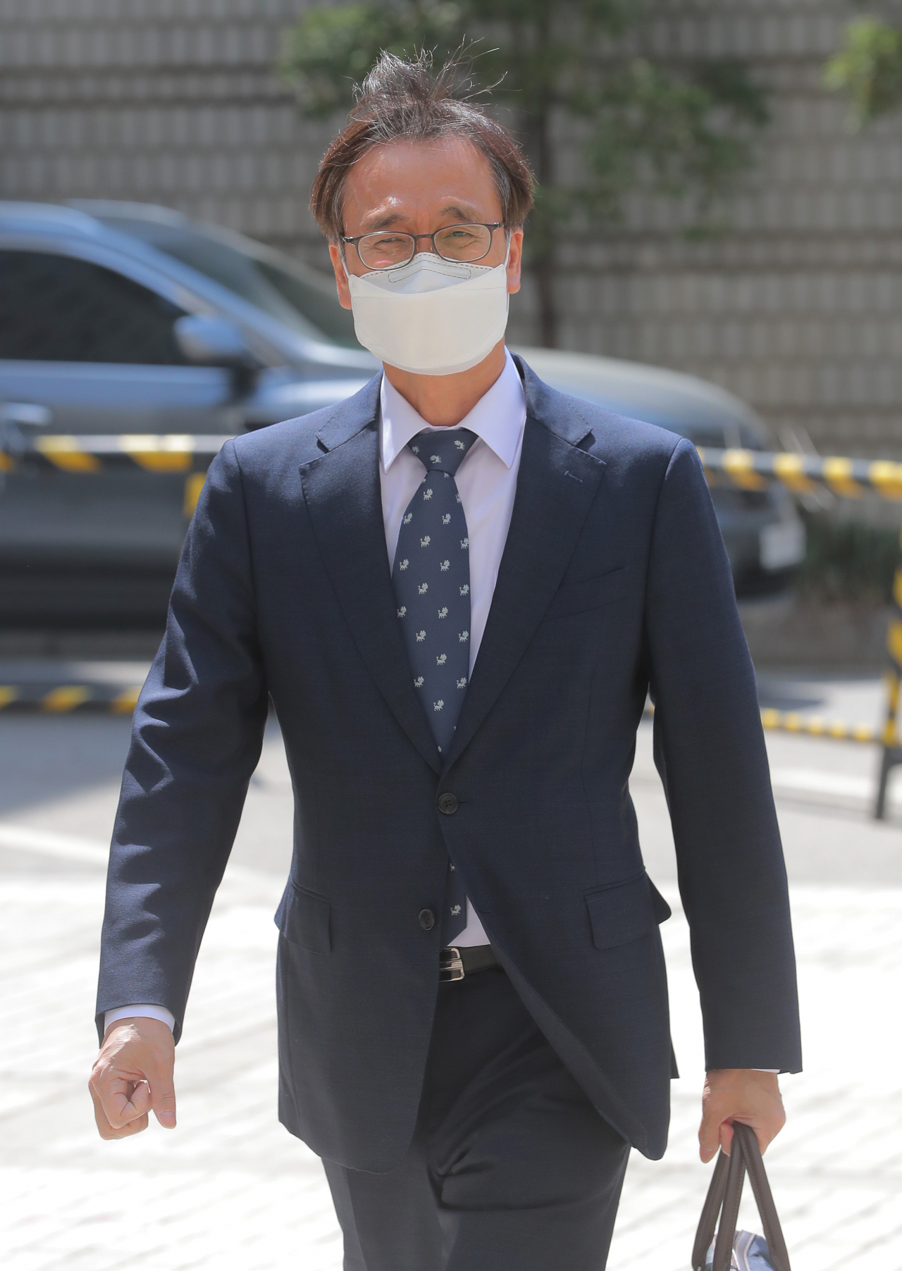 압수수색 과정에서 한동훈 검사장을 폭행한 혐의로 기소된 정진웅 광주지검 차장검사가 19일 오후 서울 서초구 서울중앙지법에서 열린 1심 속행 공판에 출석하고 있다. [연합]