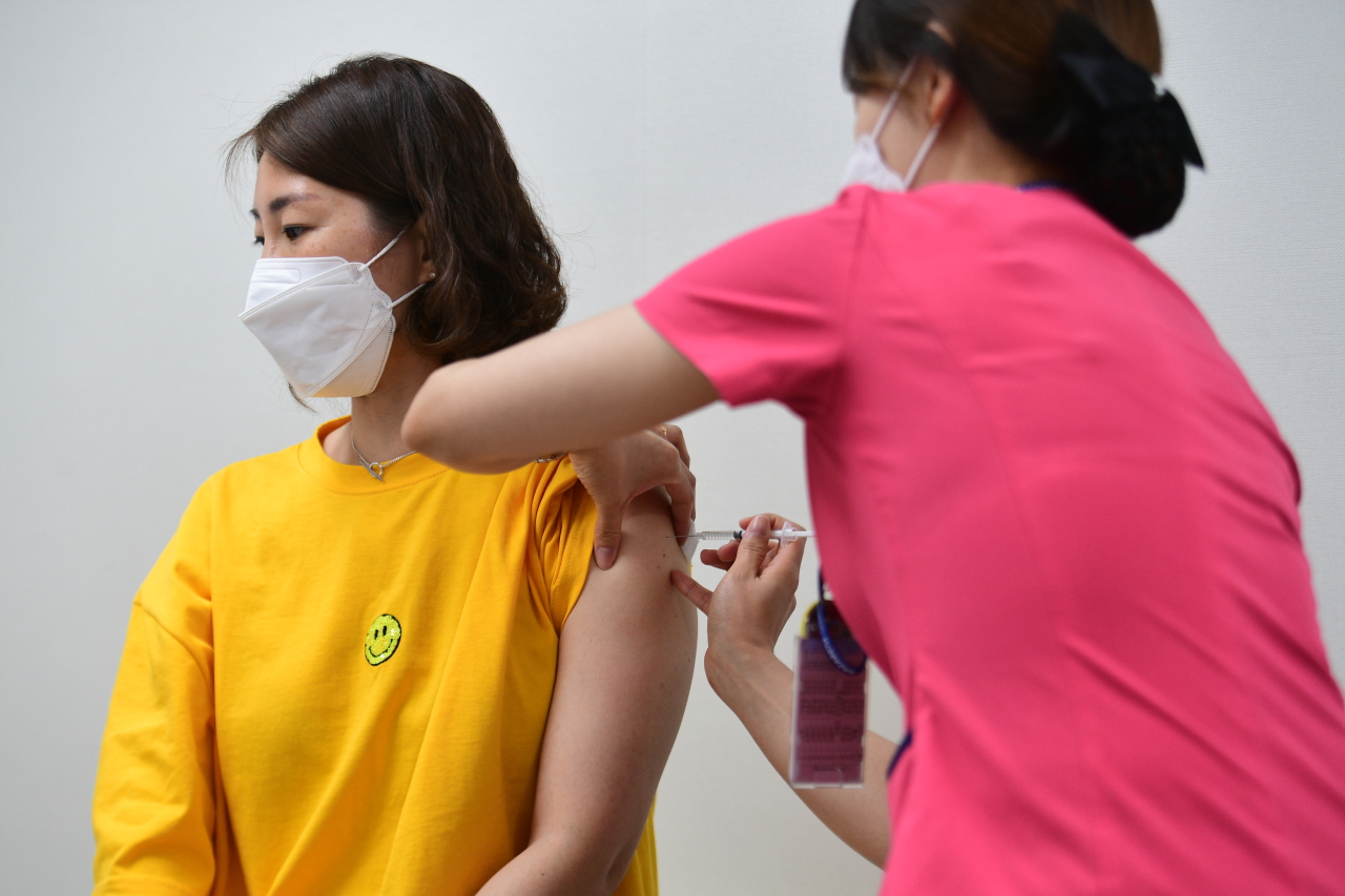 A care worker receives dose of AstraZeneca’s COVID-19 vaccine at a hospital in Daegu on Monday. (Yonhap)