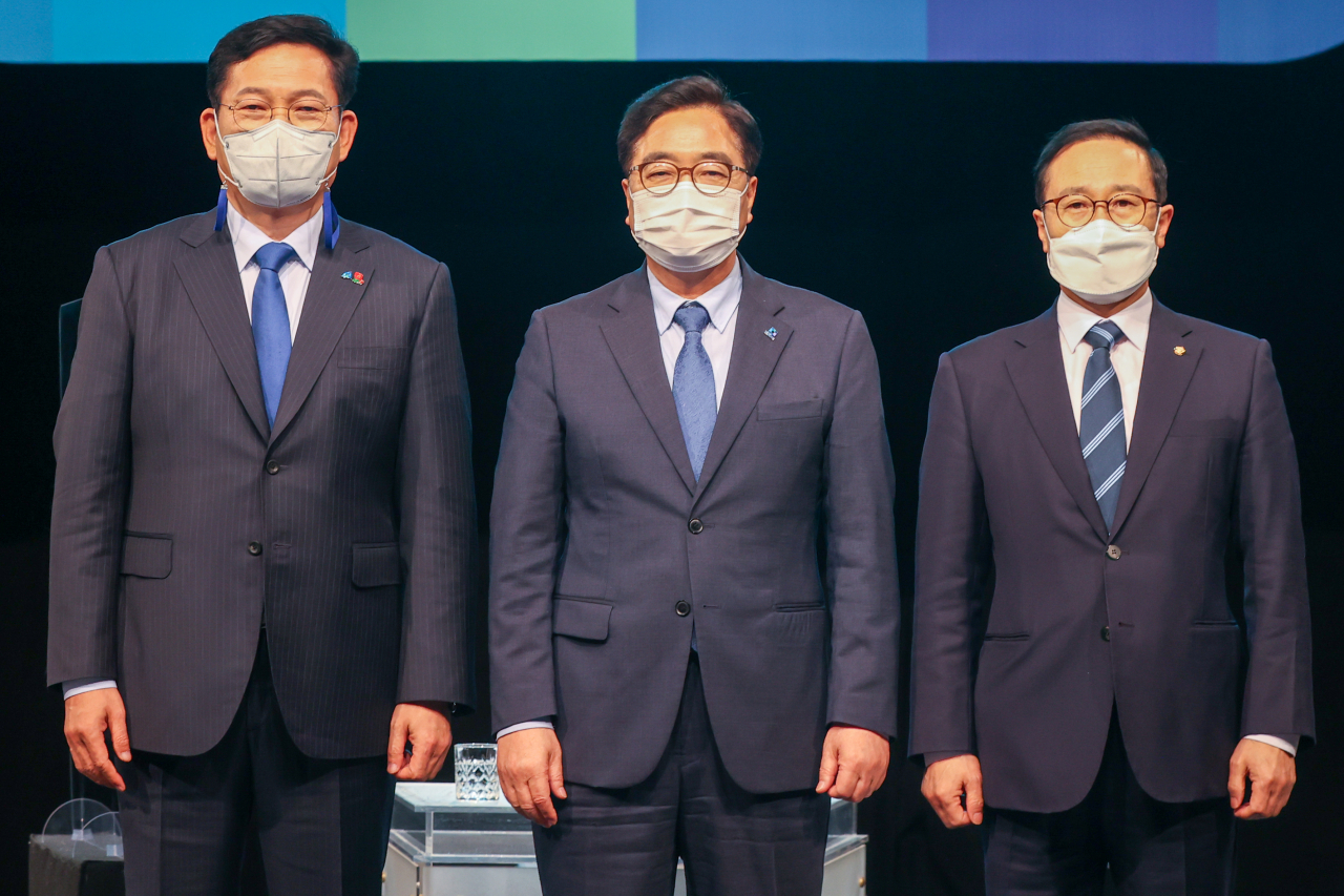 19일 오후 광주 남구 광주MBC에서 더불어민주당 당대표 후보로 나선 송영길(왼쪽부터), 우원식, 홍영표 의원이 합동 방송 토론을 하기 전 사진 촬영을 하고 있다. [연합]