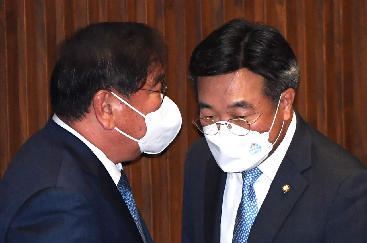 더불어민주당 윤호중 원내대표 겸 비상대책위원장(오른쪽)과 김태년 전 원내대표가 19일 국회 본회의에서 대화하고 있다. 연합뉴스