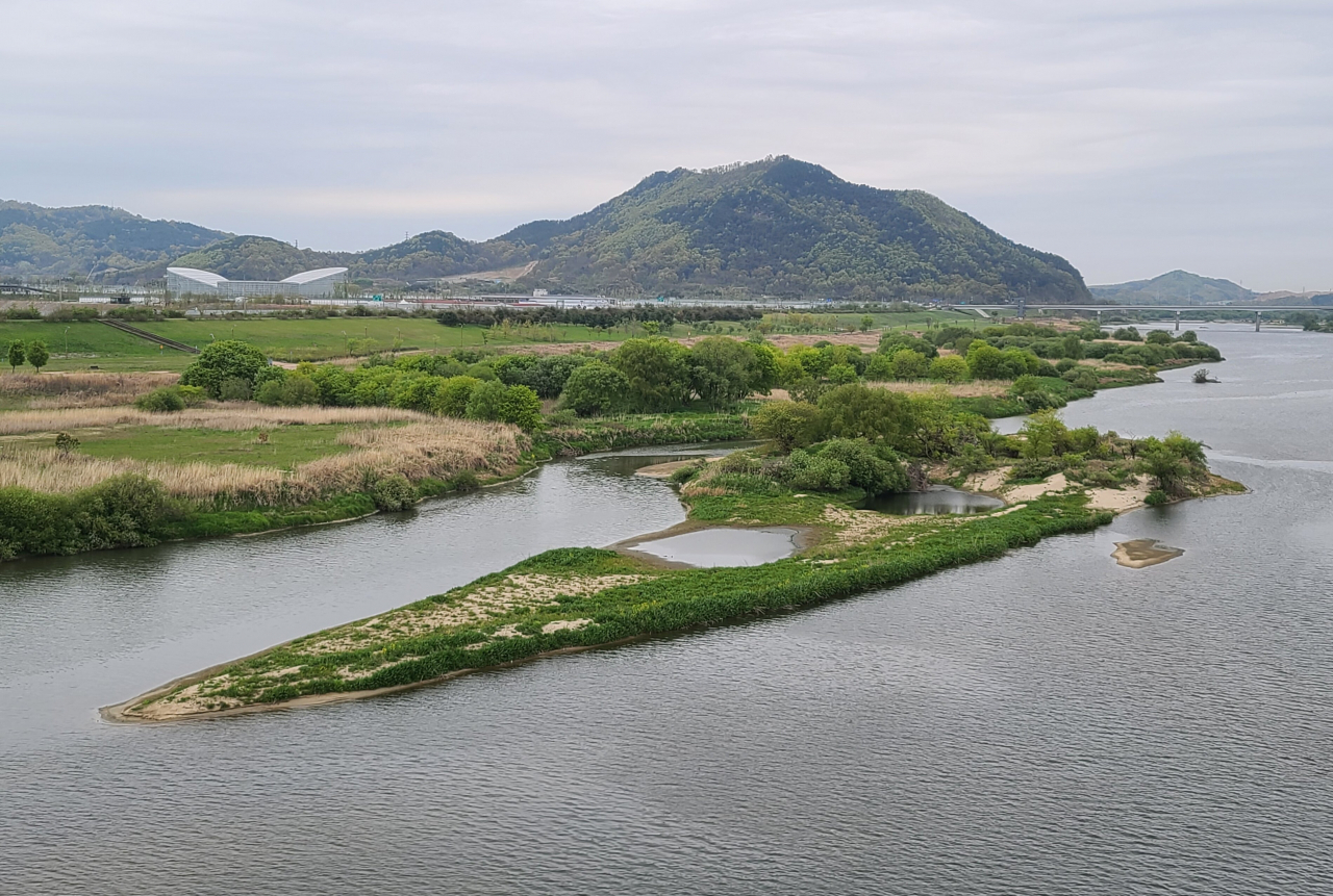 전월산과 수목원(왼쪽) 그리고 금강내 남미닮은 섬과 섬속 호수