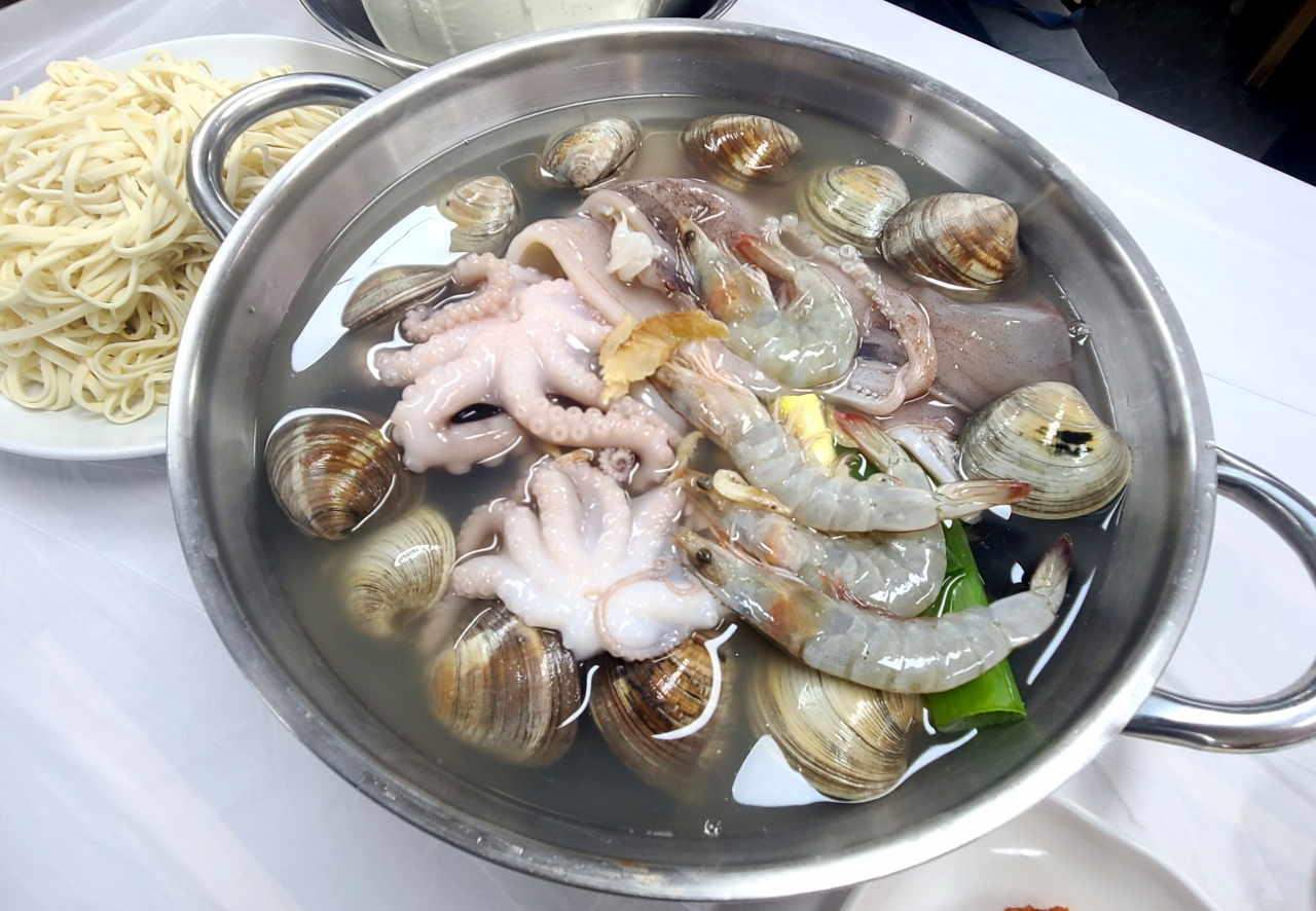 고복자연공원 앞 해물칼국수. 겉절이도 맛있다.