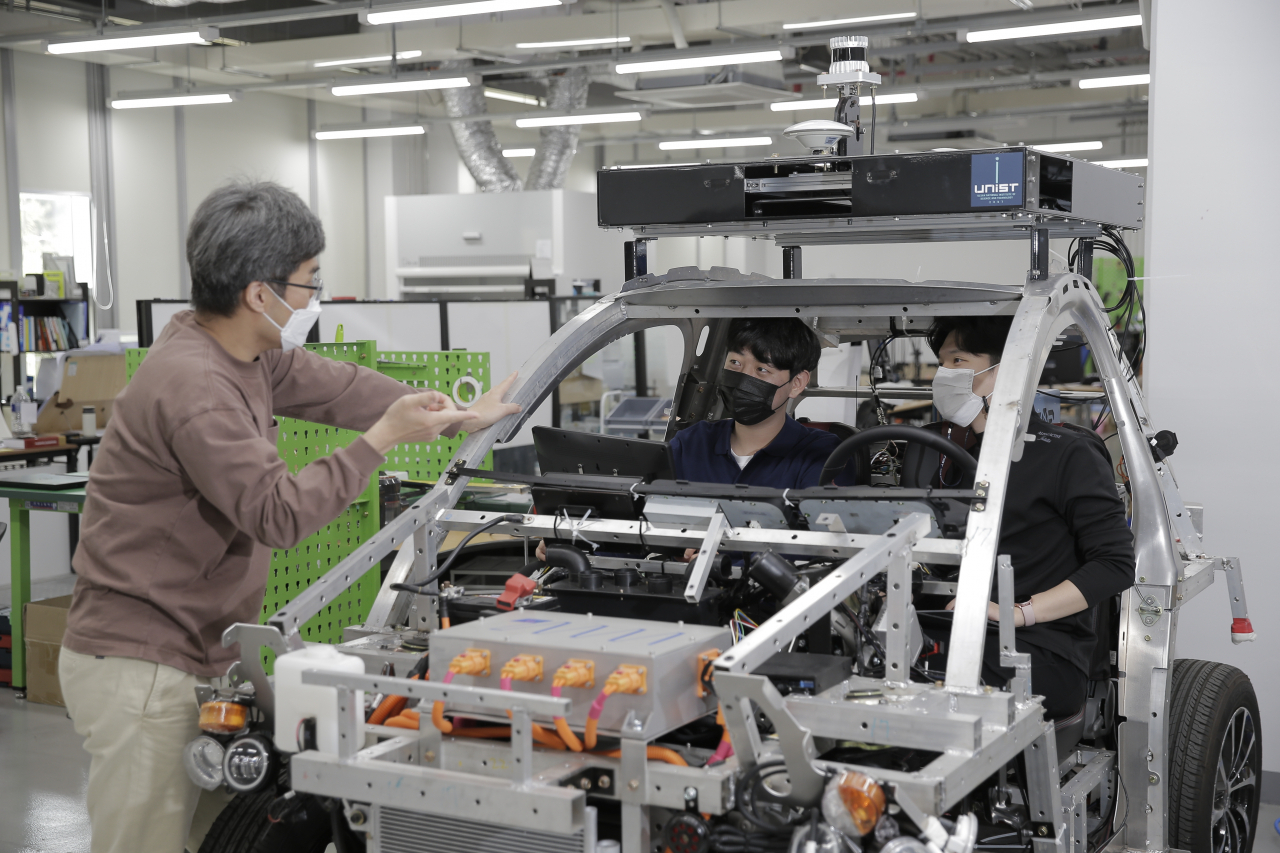 UNIST와 울산대학교가 미래형 모빌리티 등을 주제로 산업현장의 문제를 해결하는 교육에 나선다. UNIST 기계공학과 권철현 교수팀의 모습[사진=UNIST 제공]