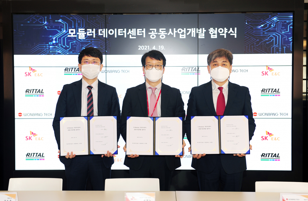 윤혁노 SK건설 에코엔지니어링부문장(가운데)과 구도준 리탈코리아 대표(왼쪽), 김병진 원방테크 대표가 협약서를 들고 기념촬영을 하고 있는 모습.[SK건설 제공]