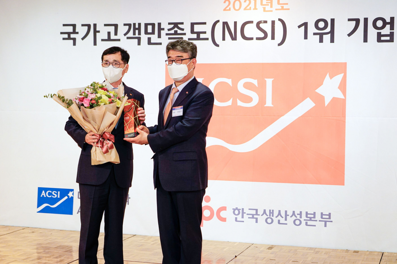 SK브로드밴드는 한국생산성본부가 주관하는 2021년 국가고객만족도(NCSI) 조사에서 IPTV 및 초고속인터넷 부문 11년 연속 1위에 선정됐다고 20일 밝혔다. 김우현 SK브로드밴드 Corporate센터장(왼쪽)이 안완기 한국생산성본부 회장으로부터 수상하는 모습. [SK브로드밴드 제공]