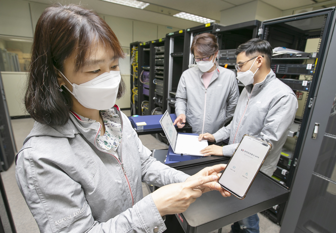 대전 KT대덕제2연구센터에서 연구원들이 ‘양자 하이브리드 기술’을 시연하는 모습 [KT 제공]