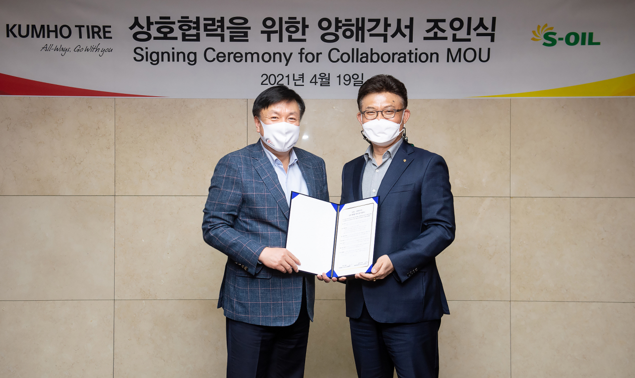 19일 서울시 마포구 에쓰오일 본사에서 금호타이어 김상엽 영업마케팅본부 부사장(왼쪽)과 에쓰오일 안종범 마케팅총괄 수석부사장(오른쪽)이 상호협력을 위한 양해각서를 체결하고 기념사진을 촬영하고 있다. [금호타이어 제공]
