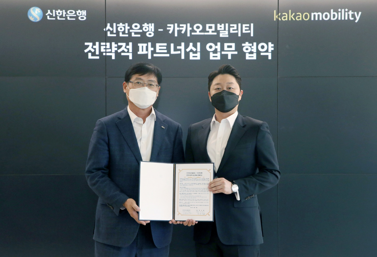 카카오모빌리티는 모빌리티 시장에 특화된 금융 서비스 모델을 구축하기 위해 신한은행과 협력한다고 20일 밝혔다. 왼쪽부터 신연식 신한은행 기업부문장, 이창민 카카오모빌리티 부사장(CFO). [카카오모빌리티]