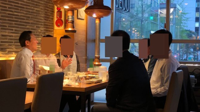 우상호 더불어민주당 의원이 지난 8일 저녁 서울 중구의 한 식당에서 5인 이상 모여 식사하는 모습. [온라인 커뮤니티 갈무리]