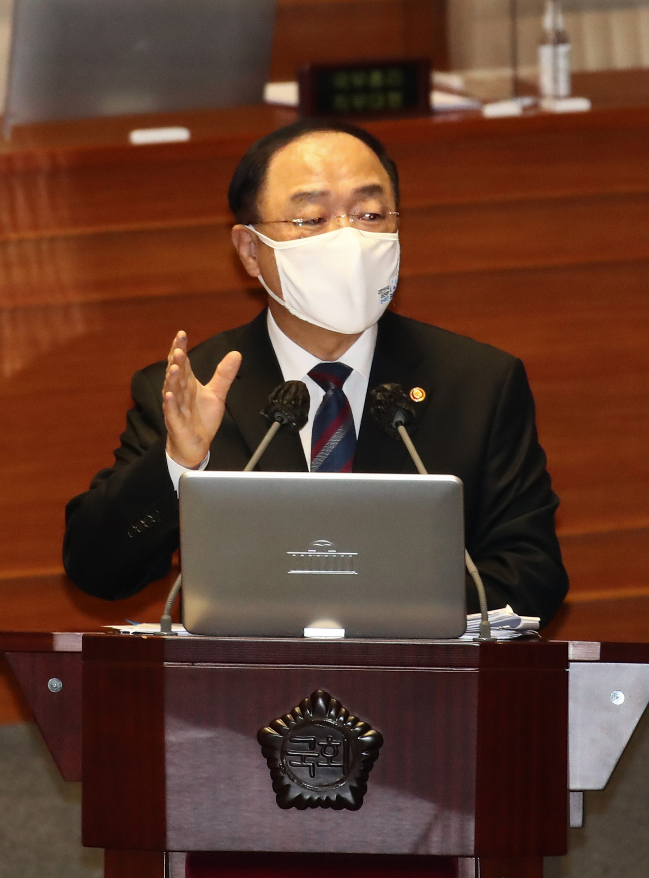 홍남기 국무총리 직무대행이 19일 서울 여의도 국회 본회의에서 진행된 정치·외교·통일·안보 분야 대정부질문에서 답변하고 있다. 연합뉴스