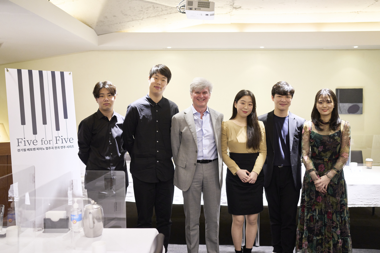 클래식계가 주목하는 다섯 명의 신예 피아니스트 선율·박재홍·윤아인·정지원·임주희(왼쪽부터)가 경기필하모닉오케스트라와 함께 5개의 베토벤 피아노 협주곡을 각각 연주한다. 마시모 자네티 경기필하모닉오케스트라 예술감독 겸 상임지휘자(사진 왼쪽 세번째)는 “코로나라는 비극 속에 설 무대를 잃은 젊은 연주자들을 위한 무대”라고 말했다. [경기아트센터 제공]