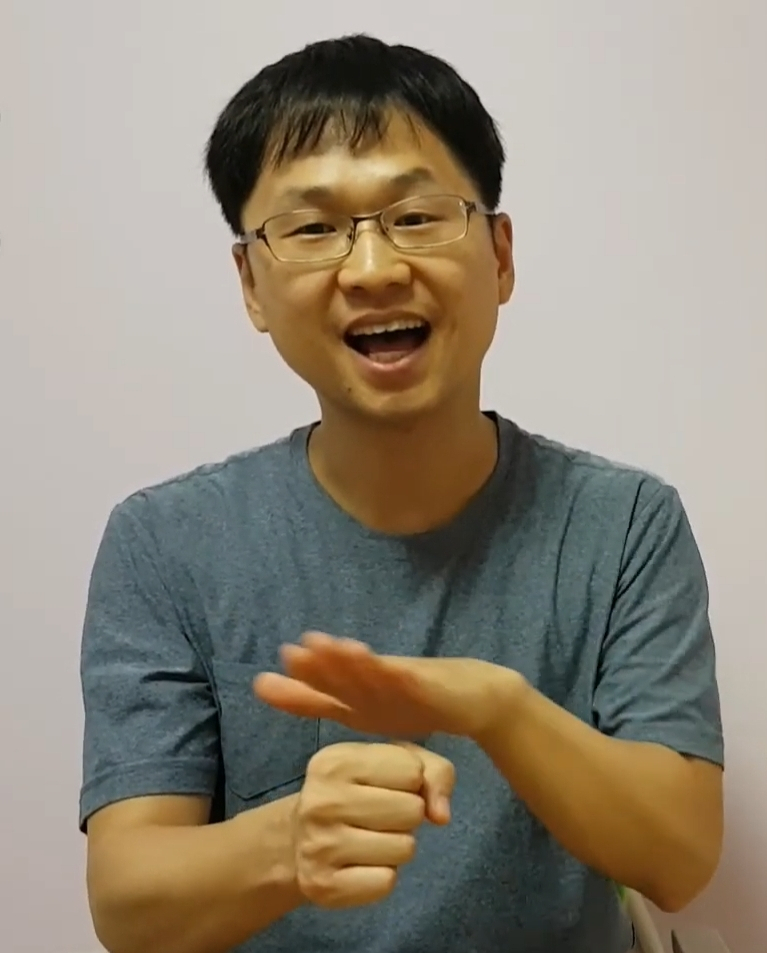 동요, 가요, 트로트 등으로 수어를 가르치는 초등학교 교사 정준원 씨. [정준원 씨 제공]