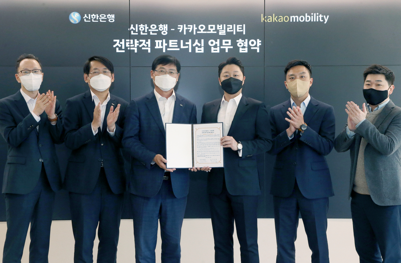 신한은행 신연식 기업부문장(왼쪽에서 세번째)과 카카오모빌리티 이창민 부사장(CFO, 왼쪽에서 네번째)이 기념 촬영하는 모습. 사진=신한은행