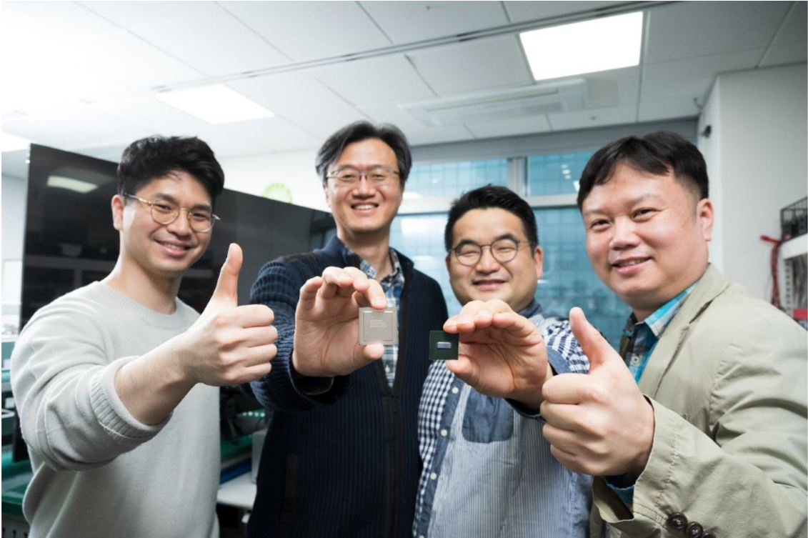 삼성전자 S.LSI 사업부 개발팀이 20일 8K TV용 반도체 신제품을 소개하고 있다. 사진 왼쪽부터 김상덕, 성한수, 임정현, 송용주 씨. [삼성전자 뉴스룸]