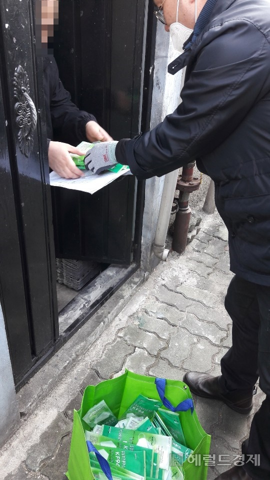 이웃살피미가 방역 마스크를 나눠주고 있는 모습. [마포구 제공]