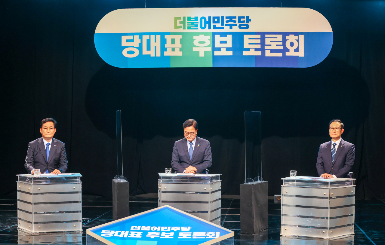 19일 오후 광주 남구 광주MBC에서 더불어민주당 당 대표 후보로 나선 송영길(왼쪽부터), 우원식, 홍영표 의원이 합동 방송 토론회를 준비하고 있다. [국회사진기자단]
