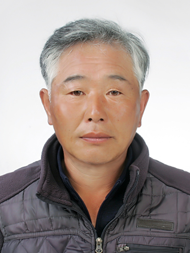 차량 추락사고 현장에서 하반신 장애에도 불구하고 물에 잠긴 자동차에 갇힌 일가족을 구한 김기문(56) 씨 [LG 제공]