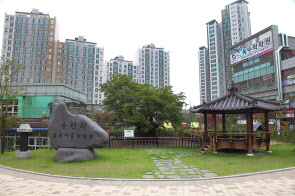 세종시 첫마을에 남아있는 송원리 옛지명 표석.