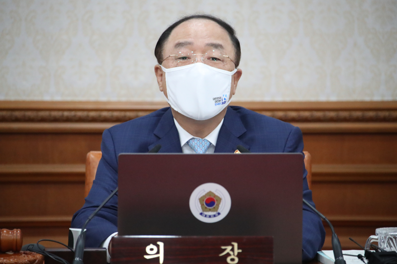홍남기 국무총리 직무대행이 20일 오전 정부서울청사에서 국무회의를 주재하고 있다. [연합]