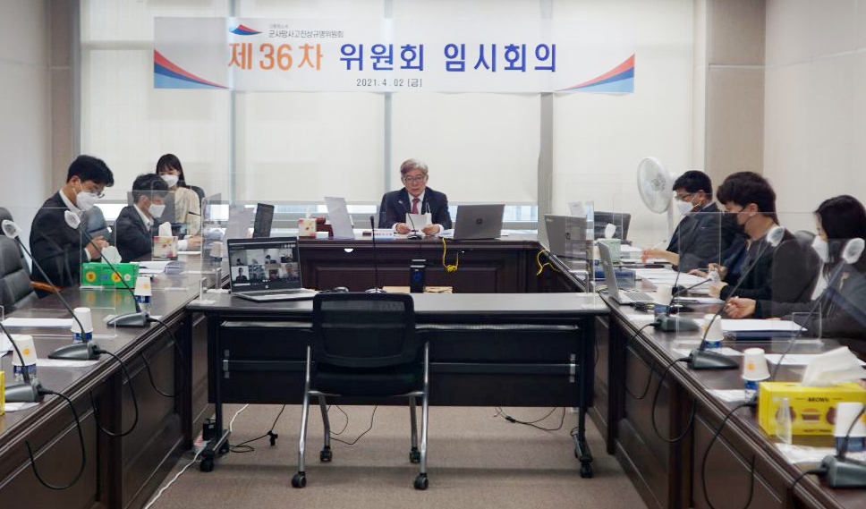 대통령 소속 군사망사고진상규명위원회의 이인람 위원장이 20일 ‘천안함 재조사 논란’의 책임을 지고 사의를 표명했다. 위원회는 지난 2일 천안함 재조사 진정 관련 긴급회의를 갖고 만장일치로 각하 결정했다. [연합]