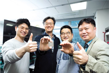 삼성전자 S.LSI 사업부 개발팀이 20일 8K TV용 반도체 신제품을 소개하고 있다. 왼쪽부터 김상덕, 성한수, 임정현, 송용주 씨. [삼성전자 뉴스룸 제공]