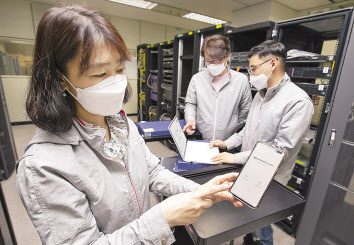 대전 KT대덕제2연구센터에서 연구원들이 ‘양자 하이브리드 기술’을 시연하는 모습. [KT 제공]